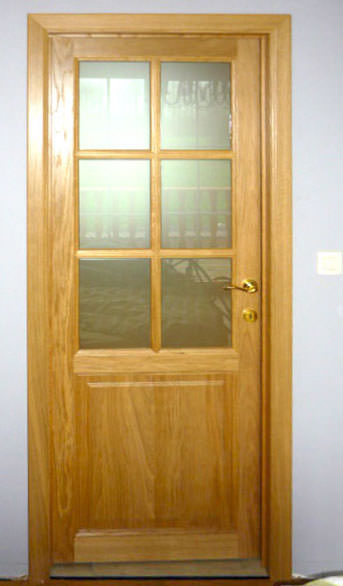Porte intérieure en bois avec vitrages et croisillons